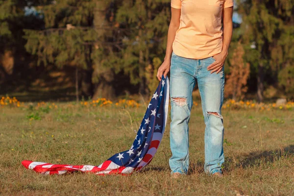 Mujer Con Una Bandera Estados Unidos América Mano Aire Libre —  Fotos de Stock