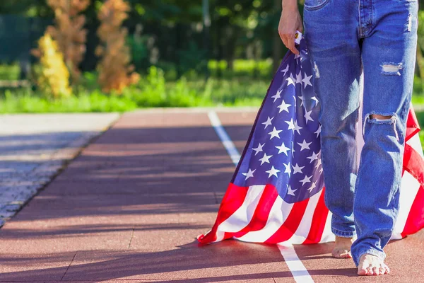 Donna Con Una Bandiera Degli Stati Uniti America Nelle Mani — Foto Stock