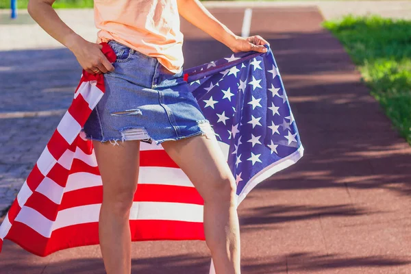 Mujer Con Una Bandera Estados Unidos América Las Manos Aire —  Fotos de Stock