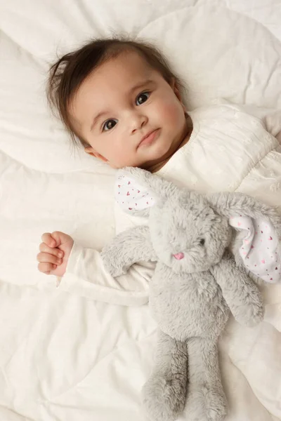 Pouco Bonito Bebê Menina Cobertor Com Brinquedo Coelho Fundo Foco — Fotografia de Stock