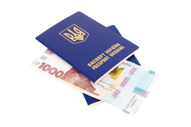 İki Ukrayna pasaportu ve beyaz üzerinde izole edilmiş 1000 Hryvnia.