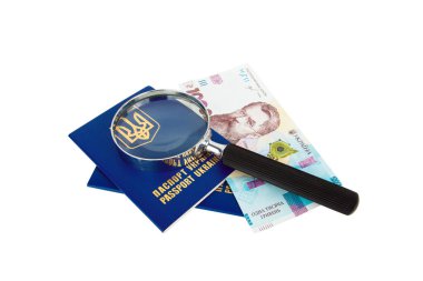 İki Ukrayna pasaportu, loupe ve bin hryvnia, beyaz üzerinde izole edilmiş.