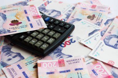 Hesap makinesi ve iş konsepti olan 200 hryvnianın arkaplanı