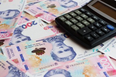 Hesap makinesi ve iş konsepti olan 200 hryvnianın arkaplanı