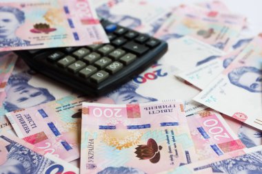 Hesap makinesi ve iş konsepti olan 200 hryvnianın arkaplanı