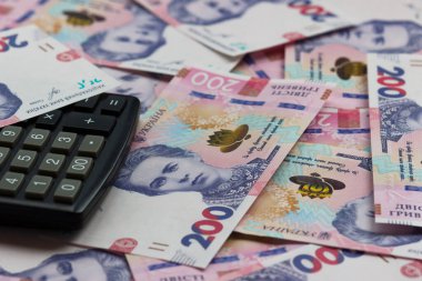 Hesap makinesi ve iş konsepti olan 200 hryvnianın arkaplanı