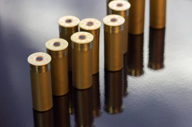 Siyah parlak arka planda altın kartuşlar, yumuşak odak arkaplanı