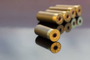 Siyah parlak arka planda altın kartuşlar, yumuşak odak arkaplanı