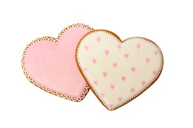 Pembe kurabiyelerin arka planında kalp farklı şekillerde, beyaz renkte izole edilmiş.