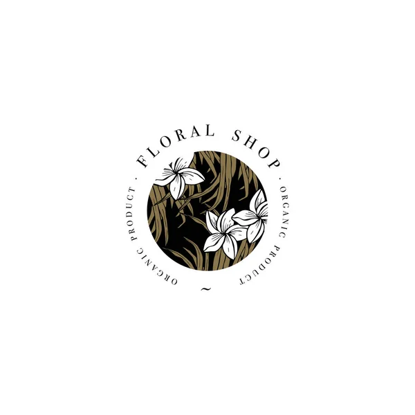Logo simple. Logotype gravé. Salon de beauté botanique et symbole cosmétique bio avec des fleurs de plumeria. Feuilles de palmier tropicales . — Image vectorielle