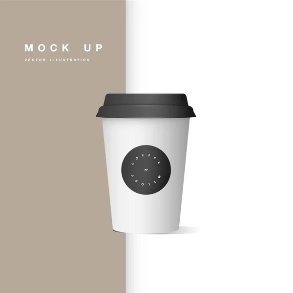 Векторная иллюстрация реалистичных белых бумажных кофейных чашек с дизайнерской этикеткой. Макет набор изолирован на белом фоне . — стоковый вектор