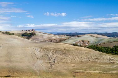 Val d'Orcia, Ekim 2017:Tuscan yatay, hill, ev ve selvi, üzerinde Şubat 2017 yılında Val d'Orcia, Siena, Toskana, İtalya