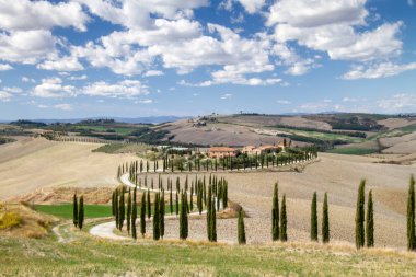 Val d'Orcia, Ekim 2017:Tuscan yatay, hill, ev ve selvi, üzerinde Şubat 2017 yılında Val d'Orcia, Siena, Toskana, İtalya