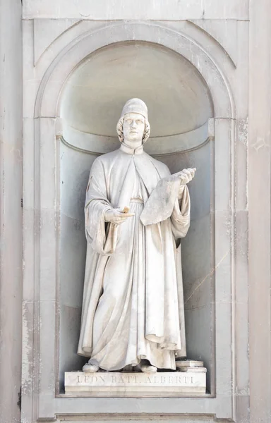 Statua Leon Battista Alberti Sulla Facciata Della Galleria Degli Uffizi — Foto Stock