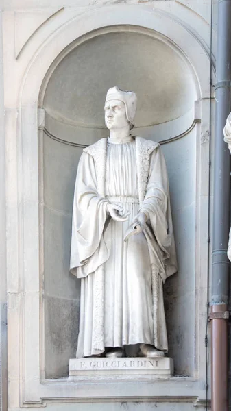 Statua Francesco Guicciardini Sulla Facciata Della Galleria Degli Uffizi Firenze — Foto Stock