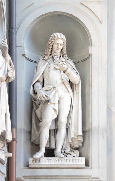 Statua Pier Antonio Micheli Sulla Facciata Della Galleria Degli Uffizi — Foto Stock