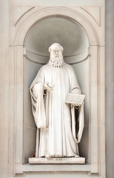 Statua Guido Aretino Sulla Facciata Della Galleria Degli Uffizi Firenze — Foto Stock