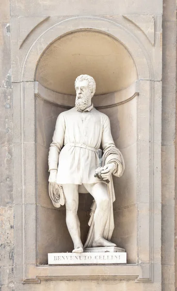 Άγαλμα Του Μπενβενούτο Τσελίνι Στην Πρόσοψη Του Την Πινακοθήκη Ουφίτσι — Φωτογραφία Αρχείου