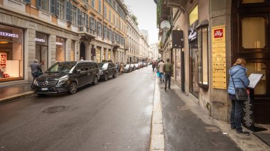 Milan, Kasım 2018: Alışveriş caddesi Via Monte Napoleone, moda ve tasarım başkenti dünyanın, Milan, İtalya, Avrupa'nın Kasım 2018