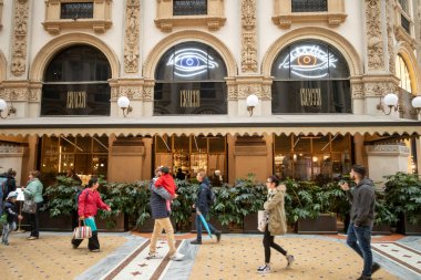 Milan, Kasım 2018: Kasım 2018, Milano, İtalya alışveriş merkezi Vittorio Emanuele II Galerisi, ünlü İtalyan Şef Carlo Cracco tarafından açılan lüks restoran 