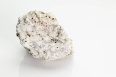 Sanidine: yüksek sıcaklık şeklinde potasyum feldspat ile beyaz bir arka plan üzerinde Naples, İtalya izole Vesuvius volkanı üzerinden genel bir formül K(Alsi3o8)