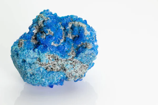 ヴェスヴィオ火山 ナポリ イタリア 白地に分離されてから Cus と珍しい青い銅硫化鉱物 — ストック写真