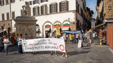 Florence, 15 Eylül 2018: Grup avcılık, tabela ve slogan, Floransa, İtalya için 15 Eylül 2018 karşı yolda yürüyen hayvan eylemciler protesto
