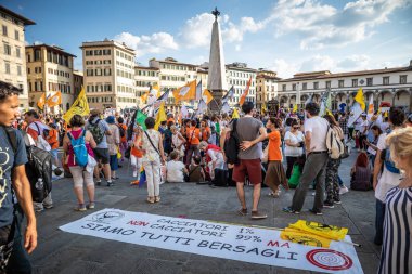 Florence, 15 Eylül 2018: Grup avcılık, tabela ve slogan, Floransa, İtalya için 15 Eylül 2018 karşı yolda yürüyen hayvan eylemciler protesto