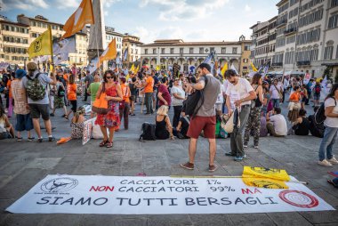 Florence, 15 Eylül 2018: Grup avcılık, tabela ve slogan, Floransa, İtalya için 15 Eylül 2018 karşı yolda yürüyen hayvan eylemciler protesto
