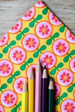 çiçek arka plan üzerinde renkli kalemler