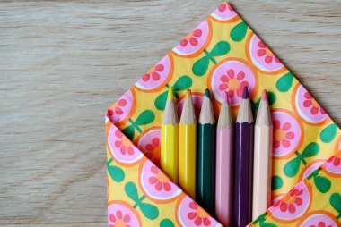 çiçek arka plan üzerinde renkli kalemler