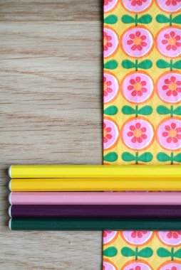 çiçek arka plan üzerinde renkli kalemler