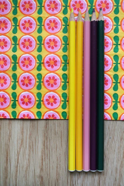 çiçek arka plan üzerinde renkli kalemler