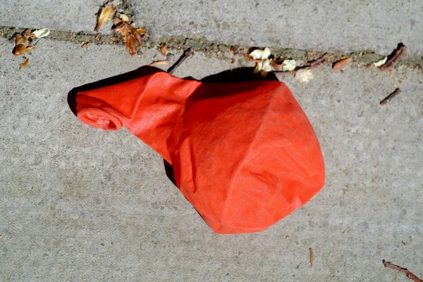 Balão Vermelho Desinflado — Fotografia de Stock