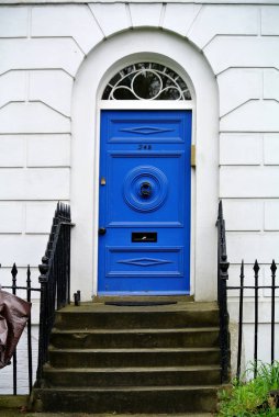 mavi kapı ile konut bina cephe parçası,