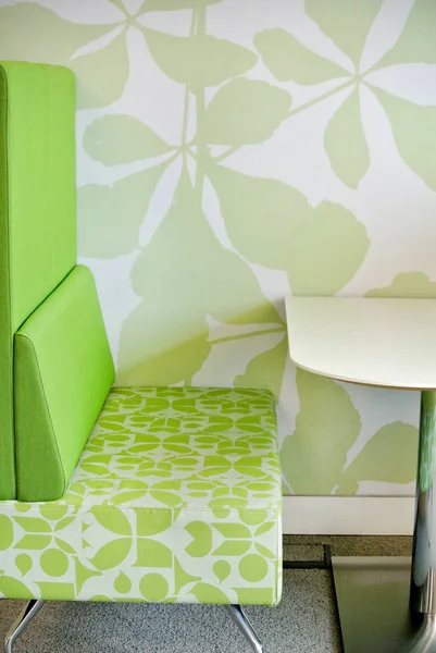 绿色的扶手椅和桌子 — 图库照片