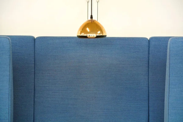 Canapé Bleu Avec Table Lustre — Photo