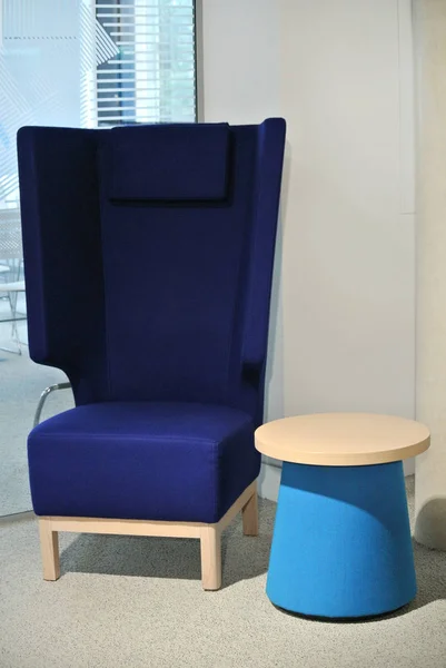 带桌子的蓝色扶手椅 — 图库照片