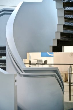  Çimento ve metal spiral merdiven