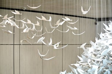 Dekoratif plastik beyaz kuşlar