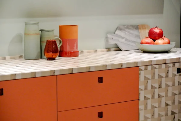 Кухонный Стол Керамическими Контейнерами — стоковое фото