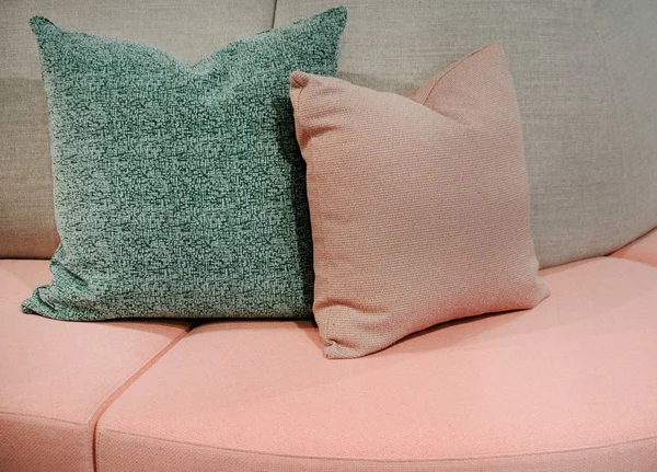 Yastıklı renkli kanepe