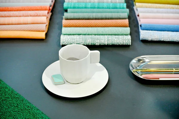 茶杯工作台和彩色面料样品 — 图库照片