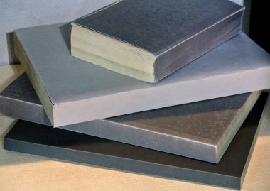 Farklı boyutlarda gri kitaplardan oluşan sütun