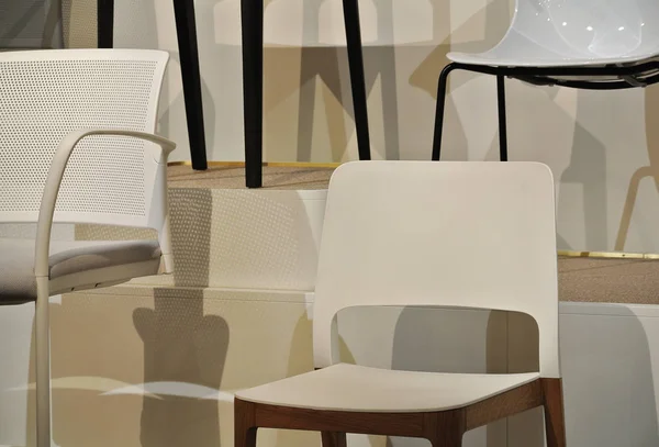 白色和彩色塑料椅 — 图库照片