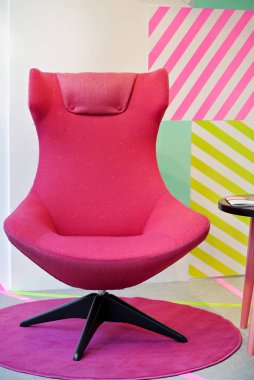 Modern pembe kumaş sandalyeler.