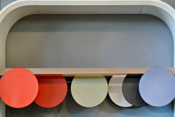 具有现代设计的木制书柜 有彩色圆形装饰 — 图库照片