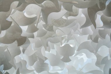 Dekoratif plastik beyaz kuşlar kompozisyonu