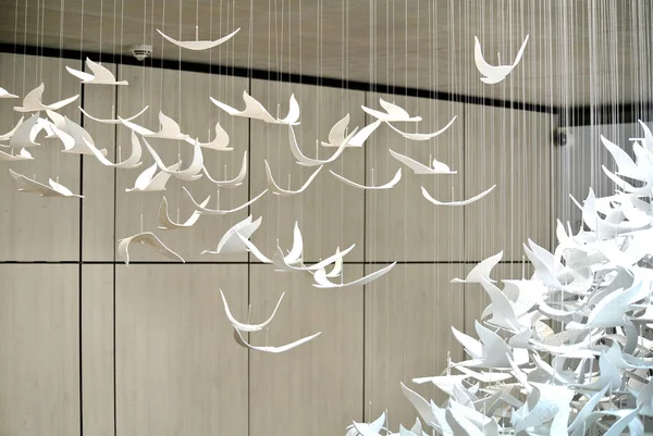 Dekoratif plastik beyaz kuşlar kompozisyonu