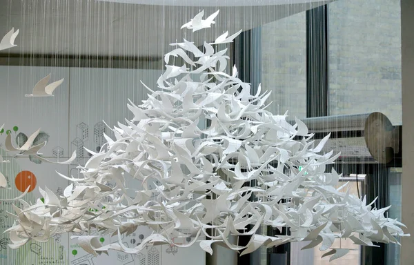 Dekoratif plastik beyaz kuşlar kompozisyonu